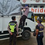 Petugas sedang lakukan pemeriksaan terhadap kendaraan yang akan menyeberang di pelabuhan Muntok