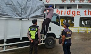 Petugas sedang lakukan pemeriksaan terhadap kendaraan yang akan menyeberang di pelabuhan Muntok
